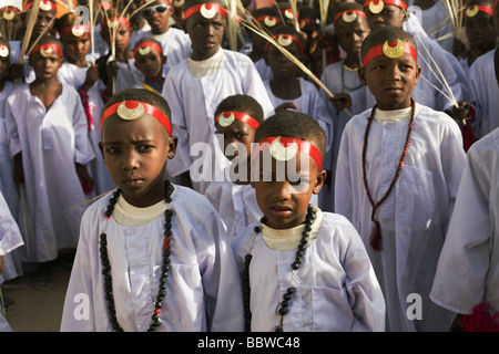 Les jeunes garçons âgés entre 8 et 13 se réunissent pour célébrer un rite de passage la circoncision masculine Banque D'Images