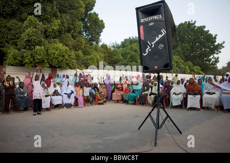 Mesdames politique assister à la paix à l'extérieur d'un rallye de femmes tente composé appartenant au Gouverneur du Darfour Banque D'Images