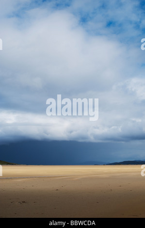 Tempête de pluie et de nuages sur la plage de Traigh Scarista, Isle of Harris, Hébrides extérieures, en Écosse Banque D'Images
