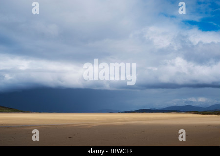 Tempête de pluie et de nuages sur la plage de Traigh Scarista, Isle of Harris, Hébrides extérieures, en Écosse Banque D'Images