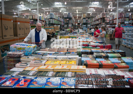 Les clients à la recherche de livres, entrepôt Costco, USA Banque D'Images