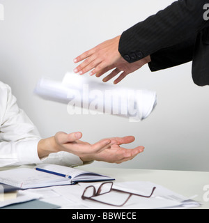 Businesswoman handing documents à un collègue Banque D'Images