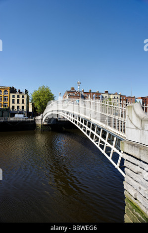 Ha Penny bridge à l'Ormond Quay Centre de Dublin République d'Irlande Banque D'Images