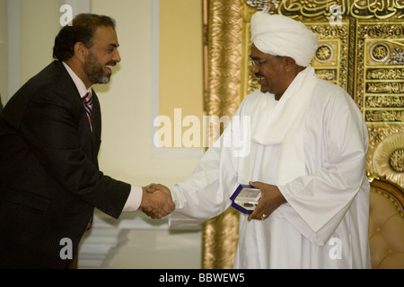 Né au Pakistan, par les pairs du travail britannique Lord Ahmed accueille le président soudanais Omar Hassan Ahmad al-Bashir à Khartoum chambre palace Banque D'Images