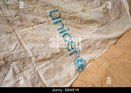 Draps fournis par l'UNICEF et d'une doublure de fortune couvrant la maison dans le 4 km2 du camp de réfugiés d'Abu Shouk à Al Fasher, au nord Darfour Banque D'Images