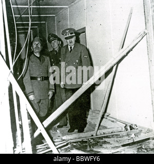 HITLER Mussolini montre les dégâts causés par la tentative d'assassinat le 20 juillet 1944 Banque D'Images