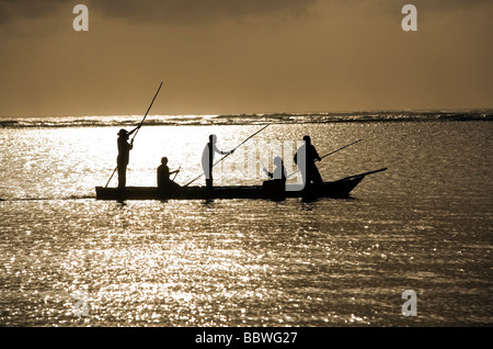 Pêcheur au lever du soleil - Diani Beach - près de Mombasa, Kenya Banque D'Images