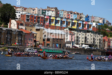 La course de bateaux-dragons sur la rivière Avon, Bristol Clifton ci-dessous. Banque D'Images