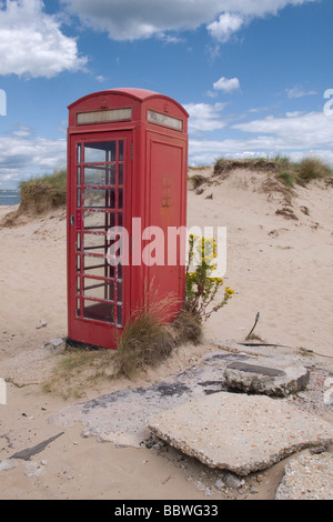 Boîte de téléphone rouge britannique et des dunes de sable bancs, Dorset, Royaume-Uni Banque D'Images