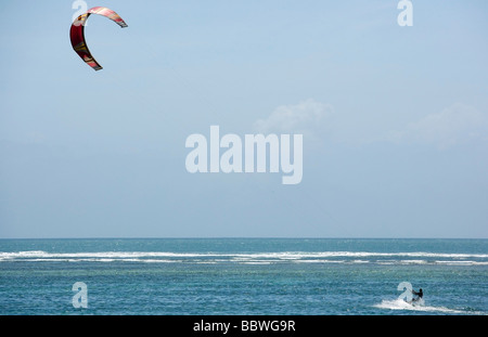 Kite Surfer - Diani Beach - près de Mombasa, Kenya Banque D'Images