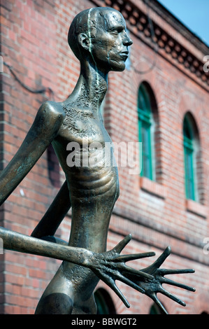 Sculpture en bronze d'Adam et Eve par Rolf Biebl à Kulturbrauerei à Prenzlauer Berg à Berlin, Allemagne Banque D'Images