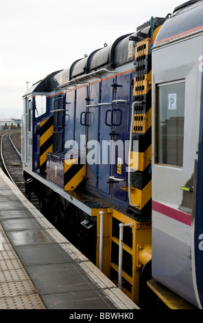 Classe 08 d3378 déplacement du véhicule rail station ecosse inverness caledonian express Banque D'Images