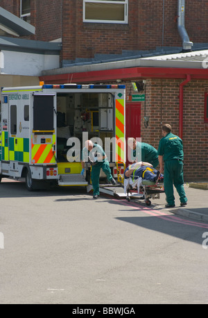 Ambulanciers ont débarqué un patient à l'urgence de l'hôpital Surrey East London NHS en Angleterre Banque D'Images