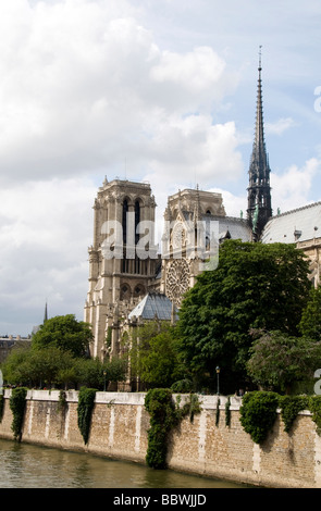 Notre dame paris france architecture gothique cathédrale abside ile de la cite seine vitrail spires mur toit park Banque D'Images