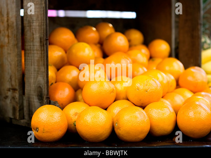 Les oranges dans un coffret en bois Banque D'Images