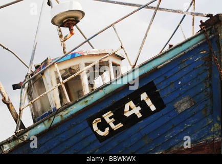 Un vieux bateau de pêche irlandais. Banque D'Images