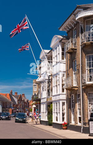 Vue de Southwold high street, dans le Suffolk uk avec le swan inn hotel en premier plan dans l'été avec les gens Banque D'Images