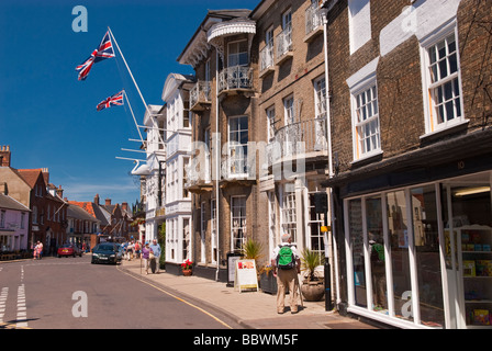 Vue de Southwold high street, dans le Suffolk uk avec le swan inn hotel en premier plan dans l'été avec les gens Banque D'Images