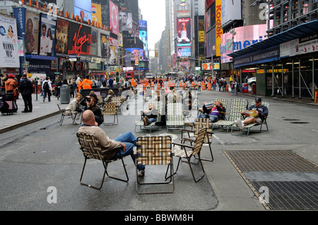 Les gens en relaxant jardin chaises pliant sur rue piétonnière à la fermeture des routes sur Broadway at Times Square New York USA Banque D'Images