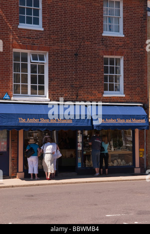 La boutique d'ambre et le musée, à Southwold Suffolk Uk avec les clients en dehors de la vente de bijoux, etc. Banque D'Images