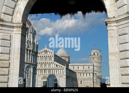 Cathédrale et la tour penchée de Pise, vu à travers l'arche d'entrée de la piazza dei Miracoli. Pise, Italie. Banque D'Images