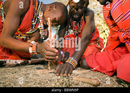 Close-up de guerriers Massaïs faire feu - Maji Moto Village Maasai - près de Narok, Kenya Banque D'Images