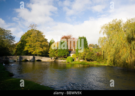 Vue de la rivière Wye et Sheepwash Bridge dans l'automne à Ashford dans l'eau dans le Peak District, dans le Derbyshire Banque D'Images