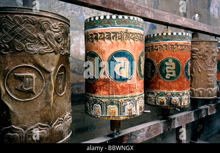 Rangée de roues de prière à Kumbum (Ta er Si) monastère à Huangzhong près de Xining. Banque D'Images