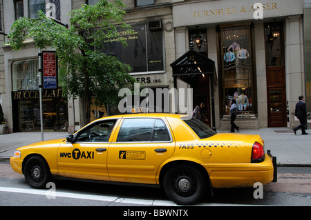 New York taxi jaune se tient en dehors de la pratique du Turnball et Asser store Banque D'Images