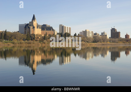 Le Saskatoon Saskatoon skyline avec l'emblématique Hôtel Bessborough reflétée dans la rivière Saskatchewan Sud Banque D'Images