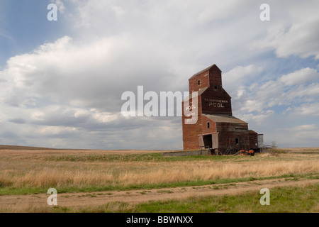 En vertu de l'élévateur à grain ancien grand ciel de la Saskatchewan dans la ville fantôme de portiques Saskatchewan Canada Banque D'Images