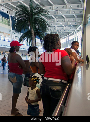 Les passagers au comptoir d'Princess Juliana International Airport Terminal St Martin Caraïbes Banque D'Images