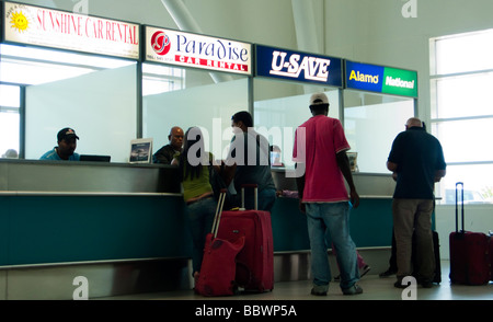 Les passagers au bureau de location de voiture à l'intérieur de la princesse Juliana International Airport Terminal St Martin Caraïbes Banque D'Images