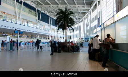 Passagers à l'intérieur de la princesse Juliana International Airport Terminal St Martin Caraïbes Banque D'Images