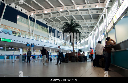 Passagers à l'intérieur de la princesse Juliana International Airport Terminal St Martin Caraïbes Banque D'Images