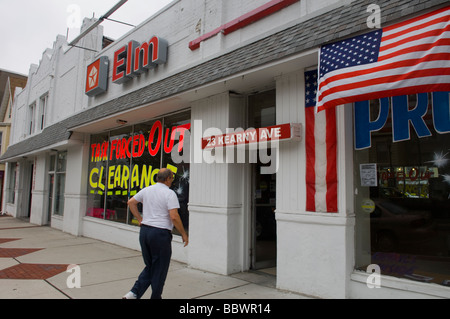 Les ventes d'automobiles de l'orme dans Kearny NJ, l'un des 789 concessionnaires que Chrysler LLC a éliminé Banque D'Images