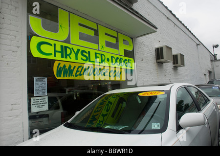 Les ventes d'automobiles de l'orme dans Kearny NJ, l'un des 789 concessionnaires que Chrysler LLC a éliminé Banque D'Images