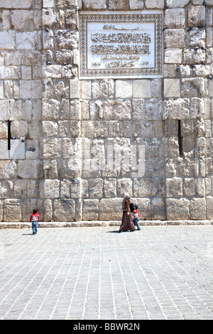 Mère et enfants passant mur de la Grande Mosquée des Omeyyades, Damas, Syrie, Vieille Ville Moyen Orient Banque D'Images