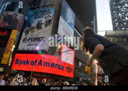 Des centaines de personnes se rassemblent à Times Square à New York pour lancer des millions de bulles Banque D'Images