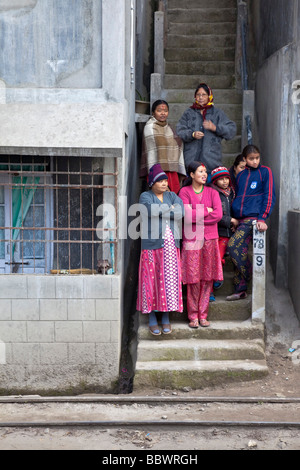 Les femmes en attente d'un train à vapeur, Darjeeling, Inde Banque D'Images