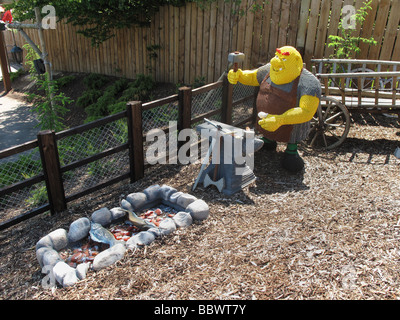 Legoland Windsor un modèle décrivant un forgeron travaille sur son enclume Banque D'Images