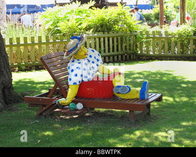 Legoland Windsor un modèle décrivant une vieille femme tricot et bains de soleil Banque D'Images