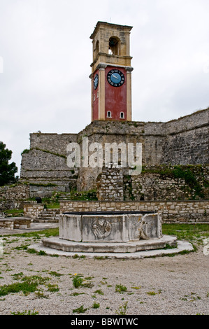 La brique rouge et de l'horloge clocher protégés derrière de hauts murs à l'intérieur de la vieille forteresse, la ville de Corfou Banque D'Images