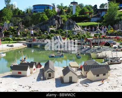 L Legoland Windsor Miniland représentant une scène de village de pêche Banque D'Images