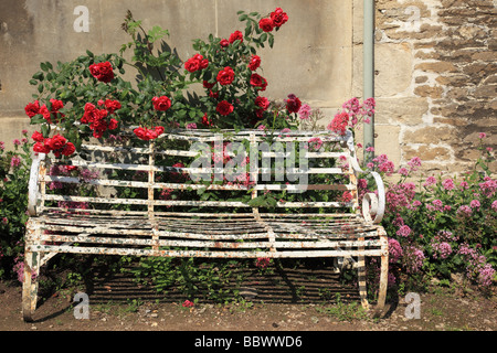 Fer forgé ancien siège dans le village de Lacock, Wiltshire, Angleterre Banque D'Images