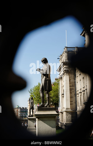 Des statues en face de Trinity College Dublin République d'Irlande Banque D'Images