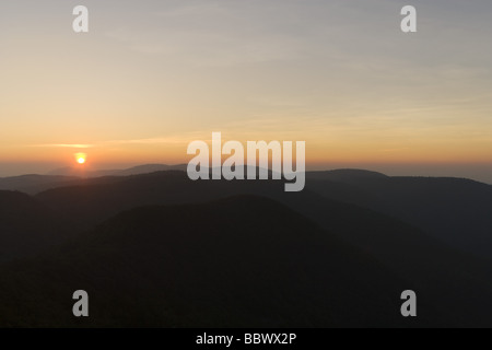 Appalachain montagne au coucher du soleil, vue de plusieurs chaînes de montagnes de reculer en distance. Banque D'Images