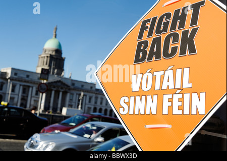 Affiche de la campagne électorale, le Sinn Fein en face de la maison d'immeuble dans le centre de Dublin République d'Irlande Banque D'Images