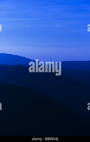 Appalachain montagne au coucher du soleil, vue de plusieurs chaînes de montagnes de reculer en distance. Banque D'Images