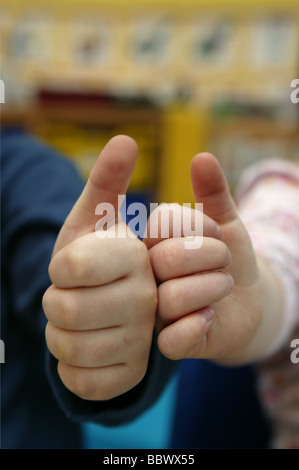 Deux mains frappant un Thumbs up ok s'identifier avec les écoles contexte Banque D'Images